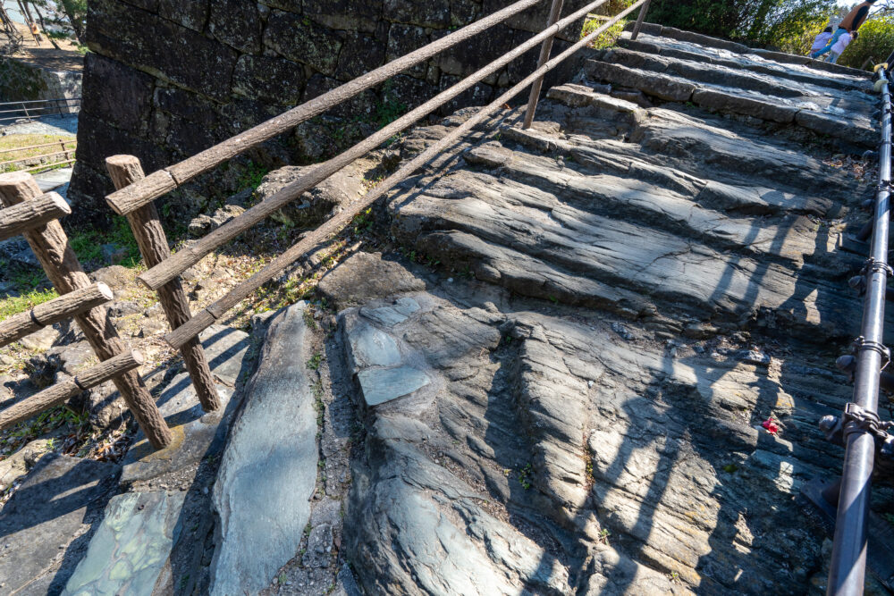 岩盤を利用した階段